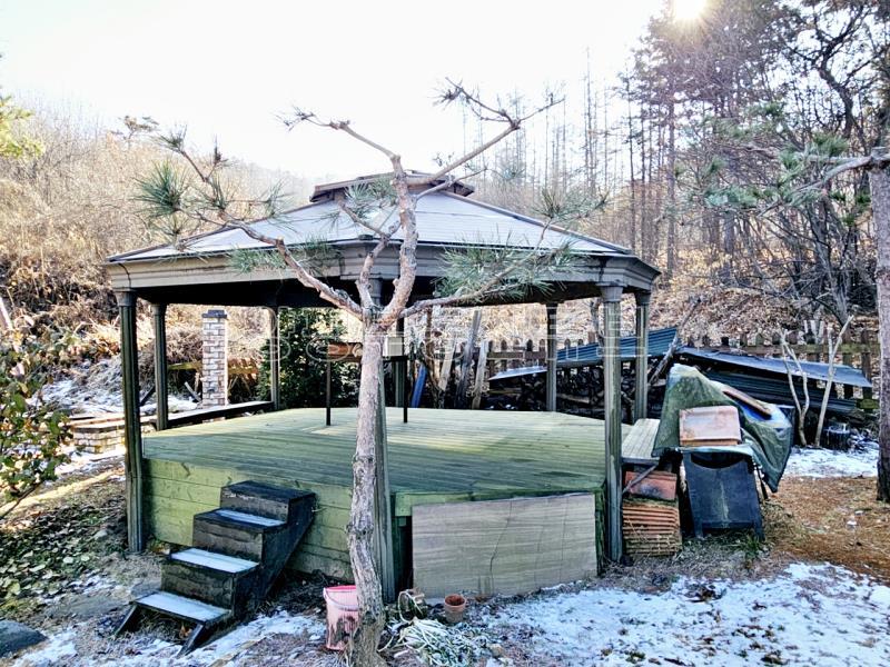 국유지 숲으로 둘러쌓인 아늑한 곳에 황토방 있는 넓은 토지의 단층 전원주택_10