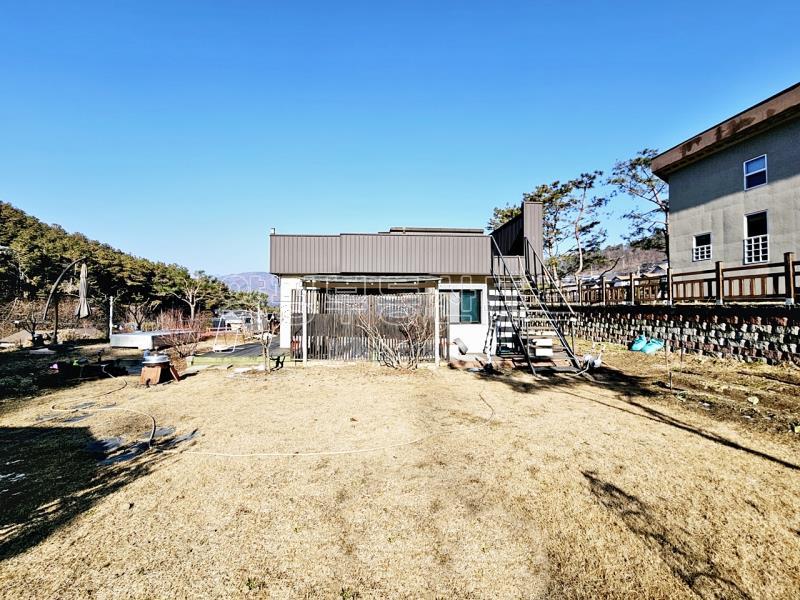 국유지 숲으로 둘러쌓인 아늑한 곳에 황토방 있는 넓은 토지의 단층 전원주택_16