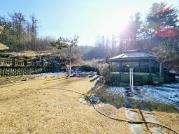 국유지 숲으로 둘러쌓인 아늑한 곳에 황토방 있는 넓은 토지의 단층 전원주택_썸네일_18