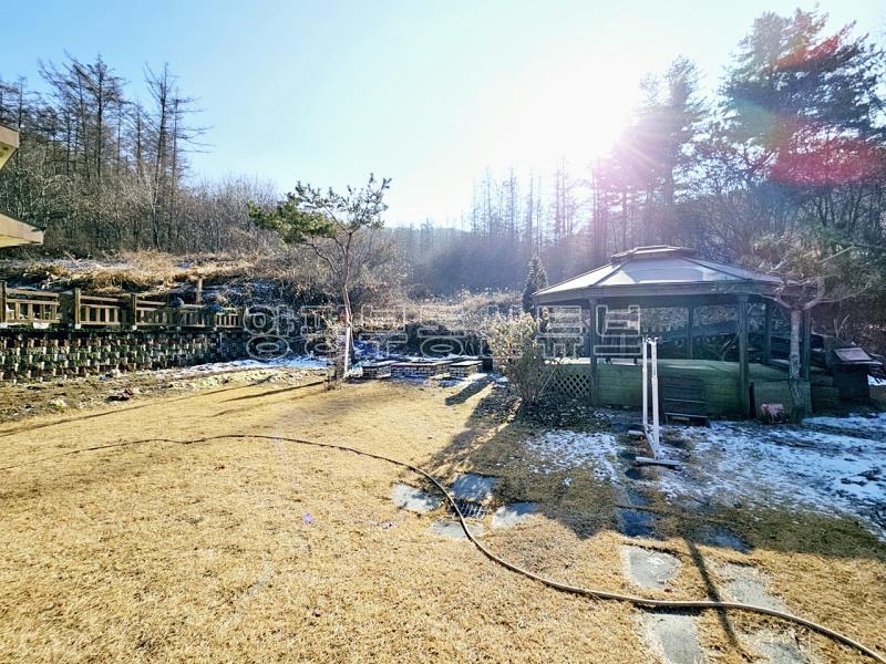 국유지 숲으로 둘러쌓인 아늑한 곳에 황토방 있는 넓은 토지의 단층 전원주택_18