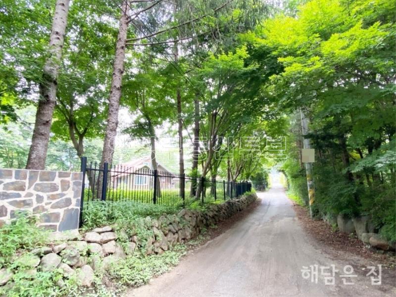 중원천이 뒤쪽에 흐르며 넓고 산세권이 펼쳐진 단지 내 주택_1