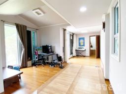 중원천이 뒤쪽에 흐르며 넓고 산세권이 펼쳐진 단지 내 주택_썸네일_12