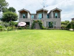 중원천이 뒤쪽에 흐르며 넓고 산세권이 펼쳐진 단지 내 주택