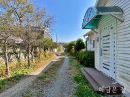 가성비 좋은 3억대로 값싼 약 240평 부지의 남향 주택!소나무가 경계수로 프라이빗함 업!_썸네일_1