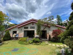 조현초등학교 8분거리 남향 주택.연못이 포함된 정원 잘 관리되어있습니다