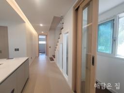 매매,전세 동시 진행중! 계곡이 도보거리에 있는 숲세권 독립적 남향 철근콘크리트 신축 주택_썸네일_7