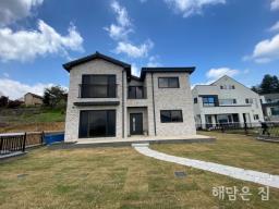 2층 시원하게 강조망되는 신축 주택! 잘 관리된 잔디마당과 교행가능한 단지 내 도로!