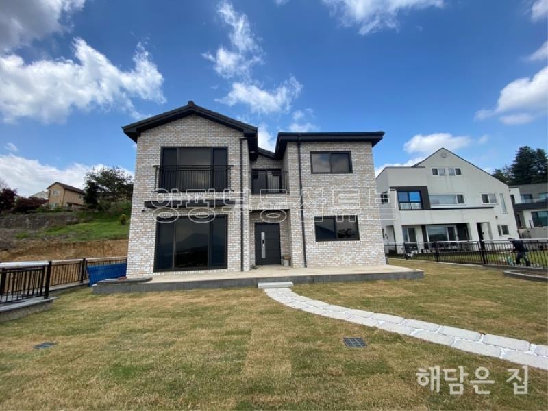 2층 시원하게 강조망되는 신축 주택! 잘 관리된 잔디마당과 교행가능한 단지 내 도로!_3