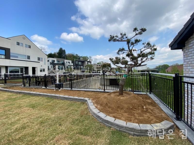 2층 시원하게 강조망되는 신축 주택! 잘 관리된 잔디마당과 교행가능한 단지 내 도로!_2