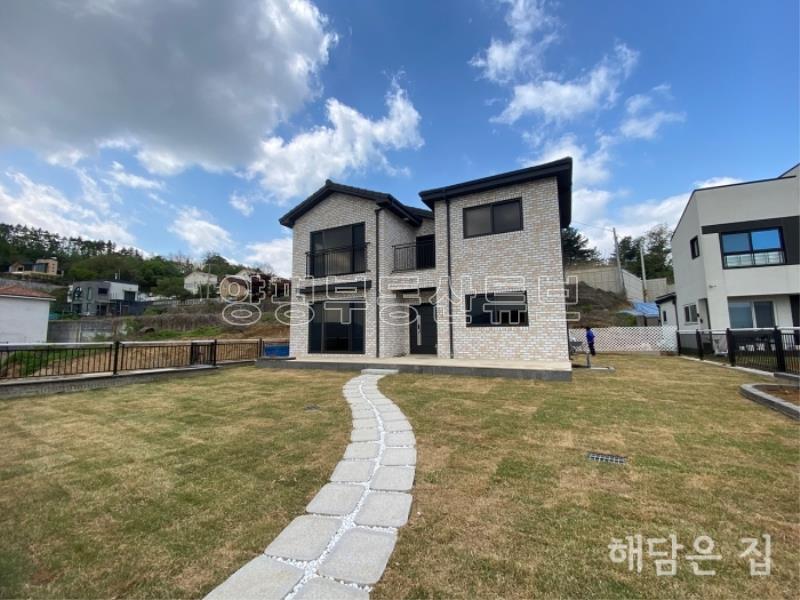 2층 시원하게 강조망되는 신축 주택! 잘 관리된 잔디마당과 교행가능한 단지 내 도로!_1