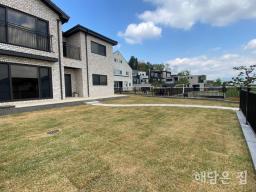 2층 시원하게 강조망되는 신축 주택! 잘 관리된 잔디마당과 교행가능한 단지 내 도로!_썸네일_4