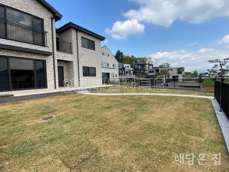 2층 시원하게 강조망되는 신축 주택! 잘 관리된 잔디마당과 교행가능한 단지 내 도로!_4