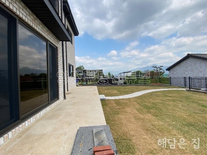 2층 시원하게 강조망되는 신축 주택! 잘 관리된 잔디마당과 교행가능한 단지 내 도로!_5