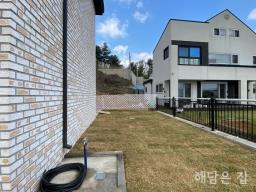 2층 시원하게 강조망되는 신축 주택! 잘 관리된 잔디마당과 교행가능한 단지 내 도로!_썸네일_6