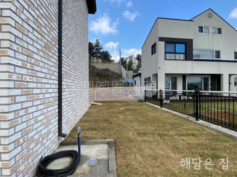 2층 시원하게 강조망되는 신축 주택! 잘 관리된 잔디마당과 교행가능한 단지 내 도로!_6