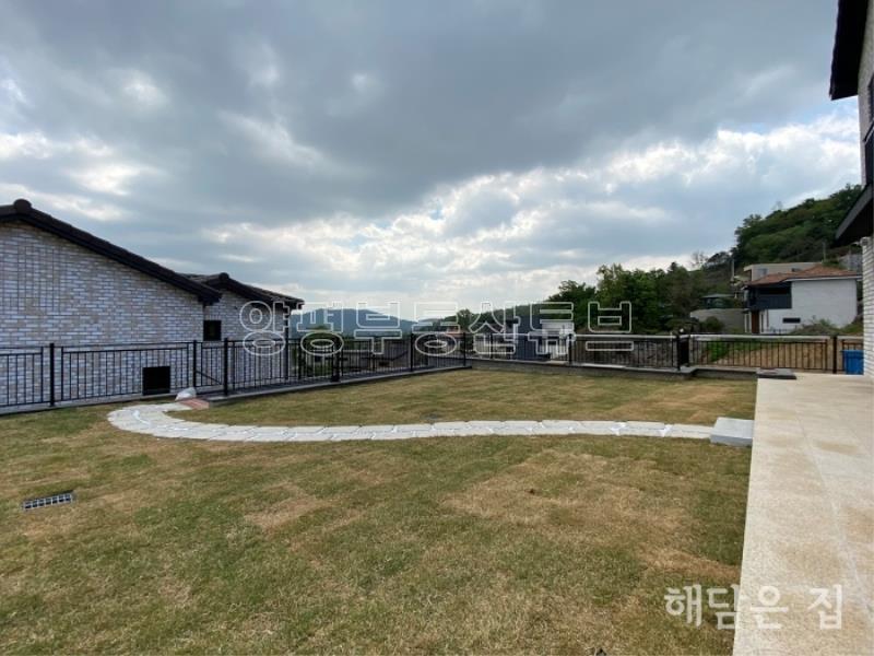 2층 시원하게 강조망되는 신축 주택! 잘 관리된 잔디마당과 교행가능한 단지 내 도로!_7