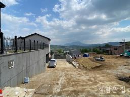 2층 시원하게 강조망되는 신축 주택! 잘 관리된 잔디마당과 교행가능한 단지 내 도로!_썸네일_8