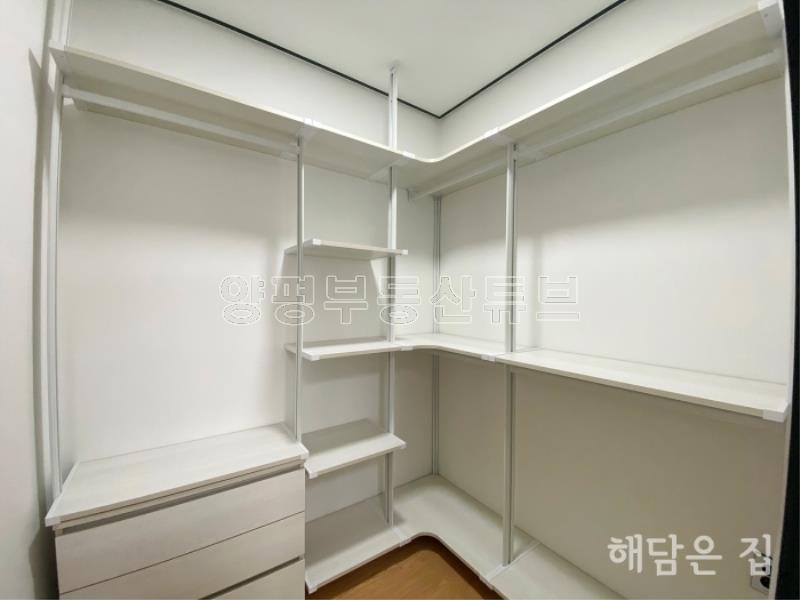 2층 시원하게 강조망되는 신축 주택! 잘 관리된 잔디마당과 교행가능한 단지 내 도로!_15