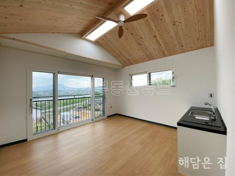 2층 시원하게 강조망되는 신축 주택! 잘 관리된 잔디마당과 교행가능한 단지 내 도로!_16