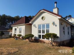 동일한 디자인의 건축으로 조성된 전원단지내 단층주택