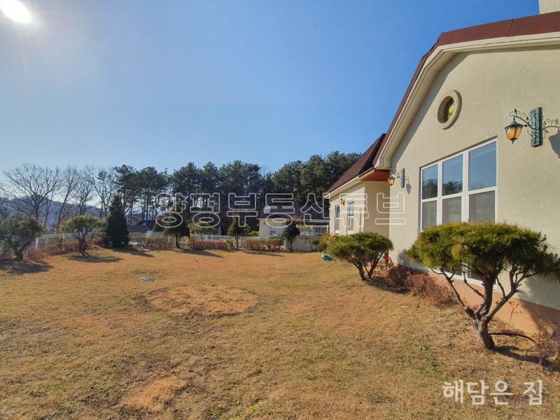 동일한 디자인의 건축으로 조성된 전원단지내 단층주택_1