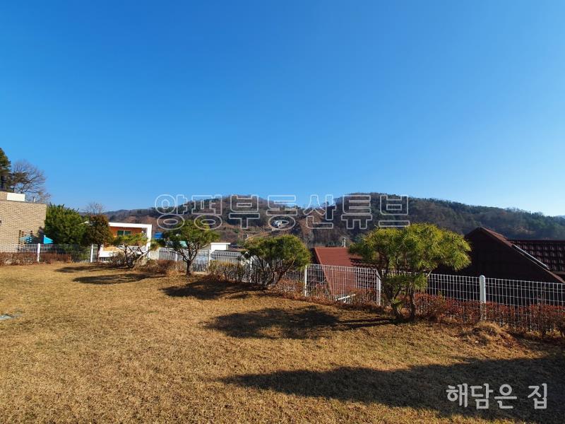 동일한 디자인의 건축으로 조성된 전원단지내 단층주택_5