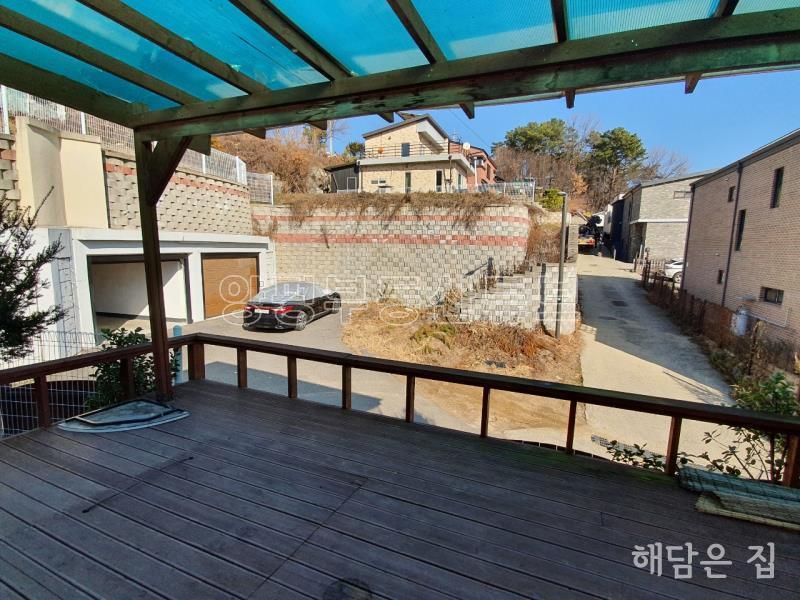 동일한 디자인의 건축으로 조성된 전원단지내 단층주택_6