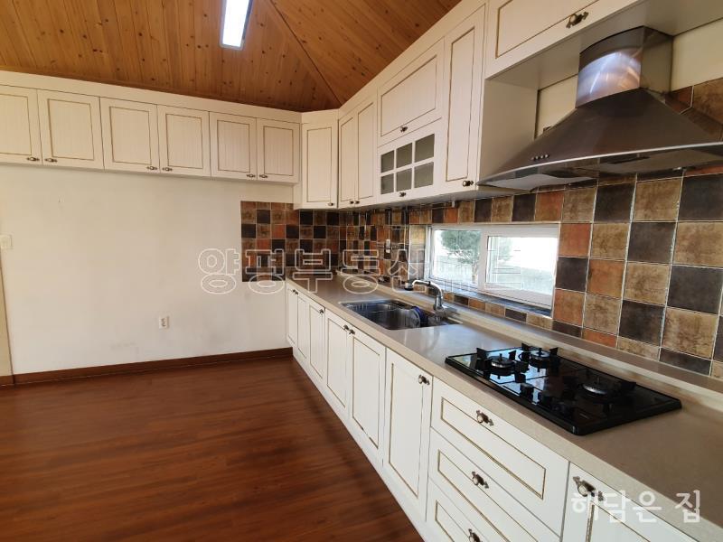 동일한 디자인의 건축으로 조성된 전원단지내 단층주택_9