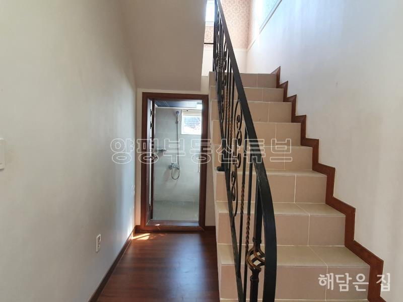 동일한 디자인의 건축으로 조성된 전원단지내 단층주택_16