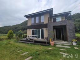 용문천이 앞에 흐르는 배산임수의 용문 덕촌리의 전원주택