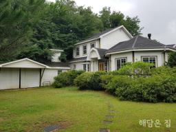 넓은 정원을 가진 강변산책로 도보거리의 전원주택