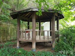 넓은 정원을 가진 강변산책로 도보거리의 전원주택_썸네일_1