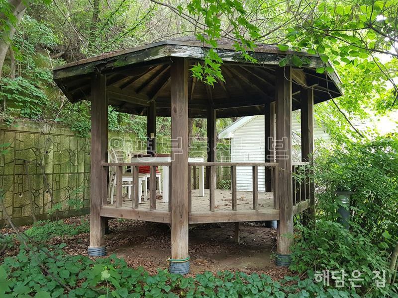 넓은 정원을 가진 강변산책로 도보거리의 전원주택_1