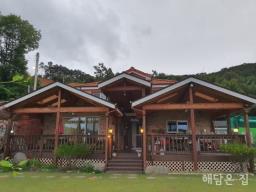 옥천면 용천리 소규모 단지 내의 전망 트인 남향의 직접 건축한 튼튼 전원 주택!