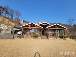 옥천면 용천리 소규모 단지 내의 전망 트인 남향의 직접 건축한 튼튼 전원 주택!_썸네일_3