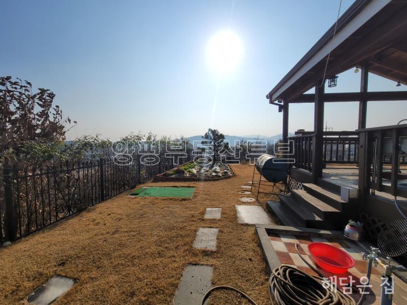 옥천면 용천리 소규모 단지 내의 전망 트인 남향의 직접 건축한 튼튼 전원 주택!_5