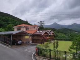 옥천면 용천리 소규모 단지 내의 전망 트인 남향의 직접 건축한 튼튼 전원 주택!_썸네일_7