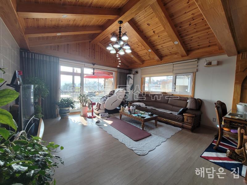 옥천면 용천리 소규모 단지 내의 전망 트인 남향의 직접 건축한 튼튼 전원 주택!_11