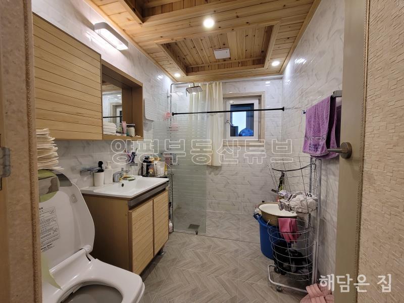 옥천면 용천리 소규모 단지 내의 전망 트인 남향의 직접 건축한 튼튼 전원 주택!_16