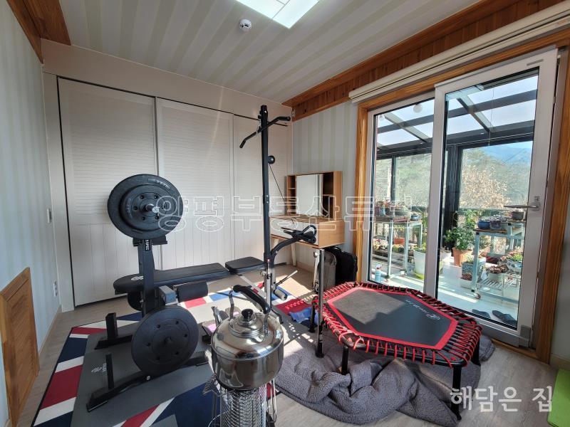 옥천면 용천리 소규모 단지 내의 전망 트인 남향의 직접 건축한 튼튼 전원 주택!_20