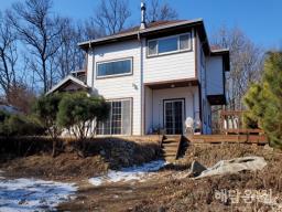 동향으로 산조망이 보이는 층고 높은 전원주택! 흑천인근에 원덕역 접근 양호!