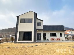 세월초등학교 인근 단지형 전원주택! 2차선도로변에 옆에는 계곡인근이라 어린 자녀 키우시기