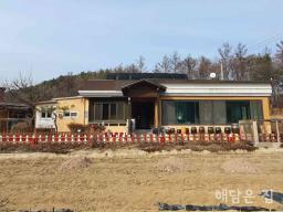 300평 넘는 부지와 정남향의 해 잘드는 조망을 갖는 전원주택