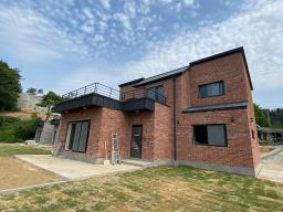 인근에 대아초등학교와 국수역이 있어서 지가 상승이 기대되는 남향의 신축 철콘 전원주택