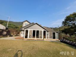 신복리의 아담하고 정원이 잘 가꿔진 전원주택