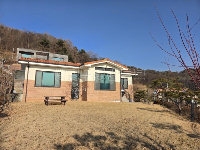 탁트인 전망과 햇살 좋은 동남향의 도로지분 없는 알땅의 전시실 있는 전원주택_1