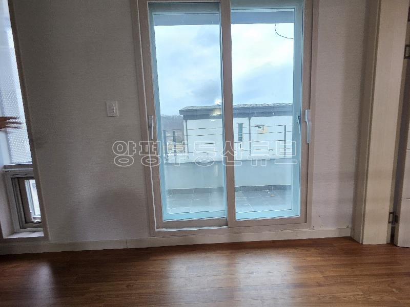 2차선 도로 접근성 좋은 평지의 단지 조성 되어 있는 전원주택 전세_11