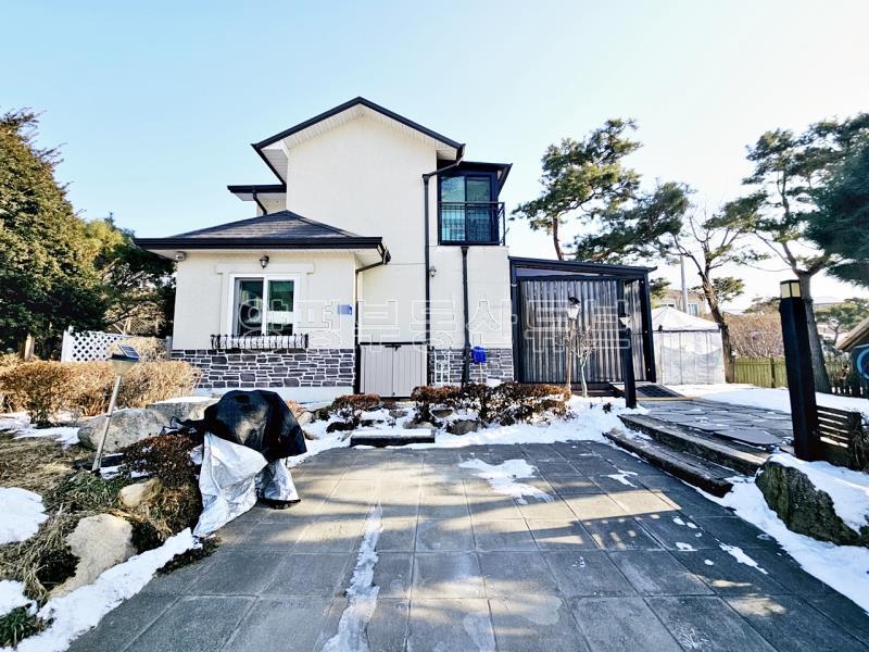 저수지를 바라보는 전망으로 남향의 저렴한 전원주택 세컨하우스 추천_1