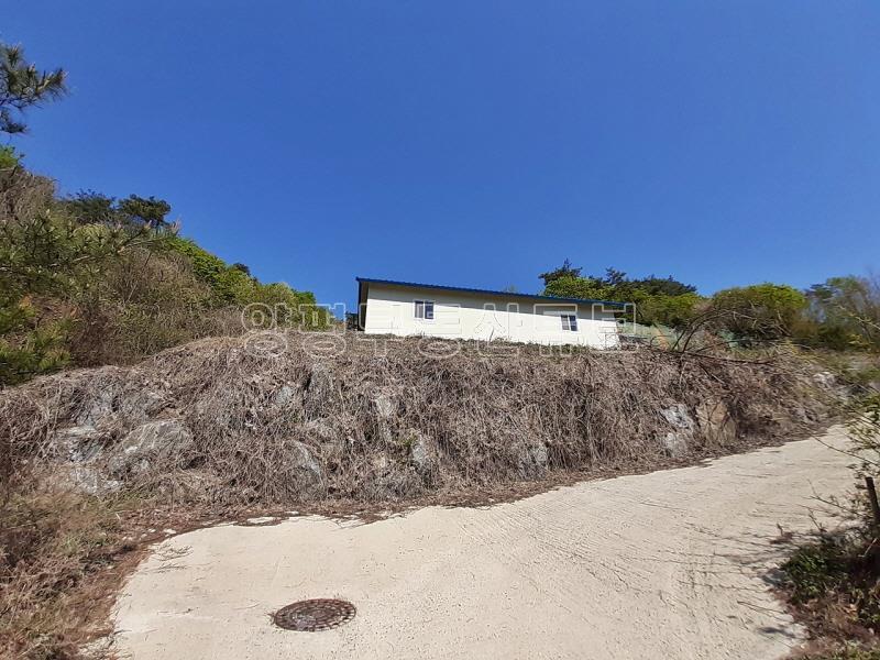 옥천면 신복리 전망이 틔여 있고, 창고 3동 있는 농림지역 포함되어 있는 6천여평 토지 매_12