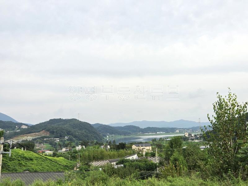 세월리 주택단지내 작은 평수의 토지로 멀리 남한강이 조망됨_2
